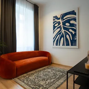 2-rooms 10 Min Away From Center Apartment