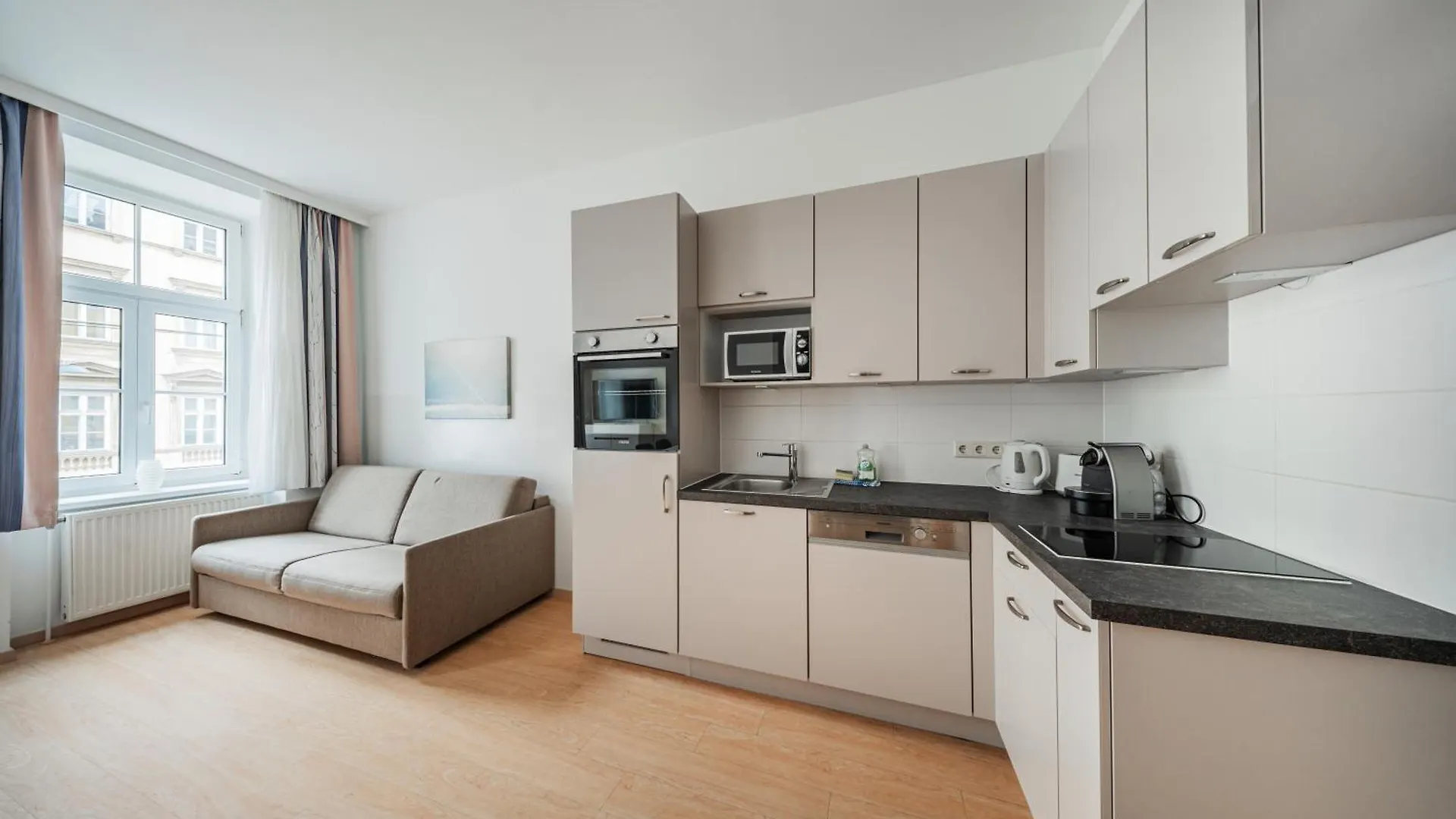 74 Living Apartments 비엔나 0*,